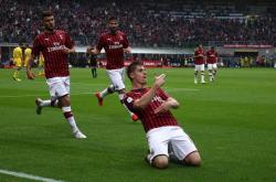 米兰体育网页版入口-关于温情时刻！球员致敬退役前辈的信息