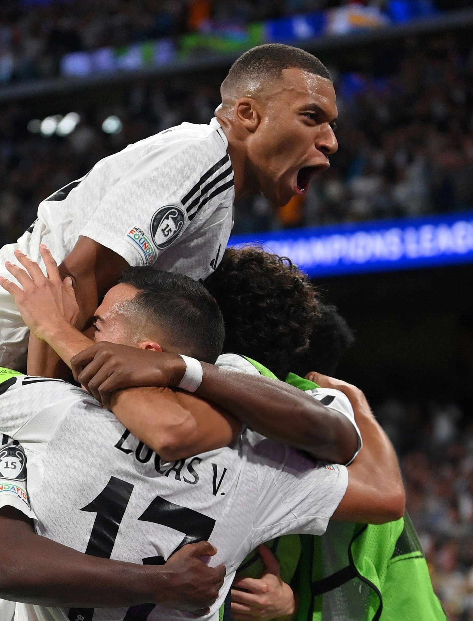 竞技场上的对决引发球迷狂热