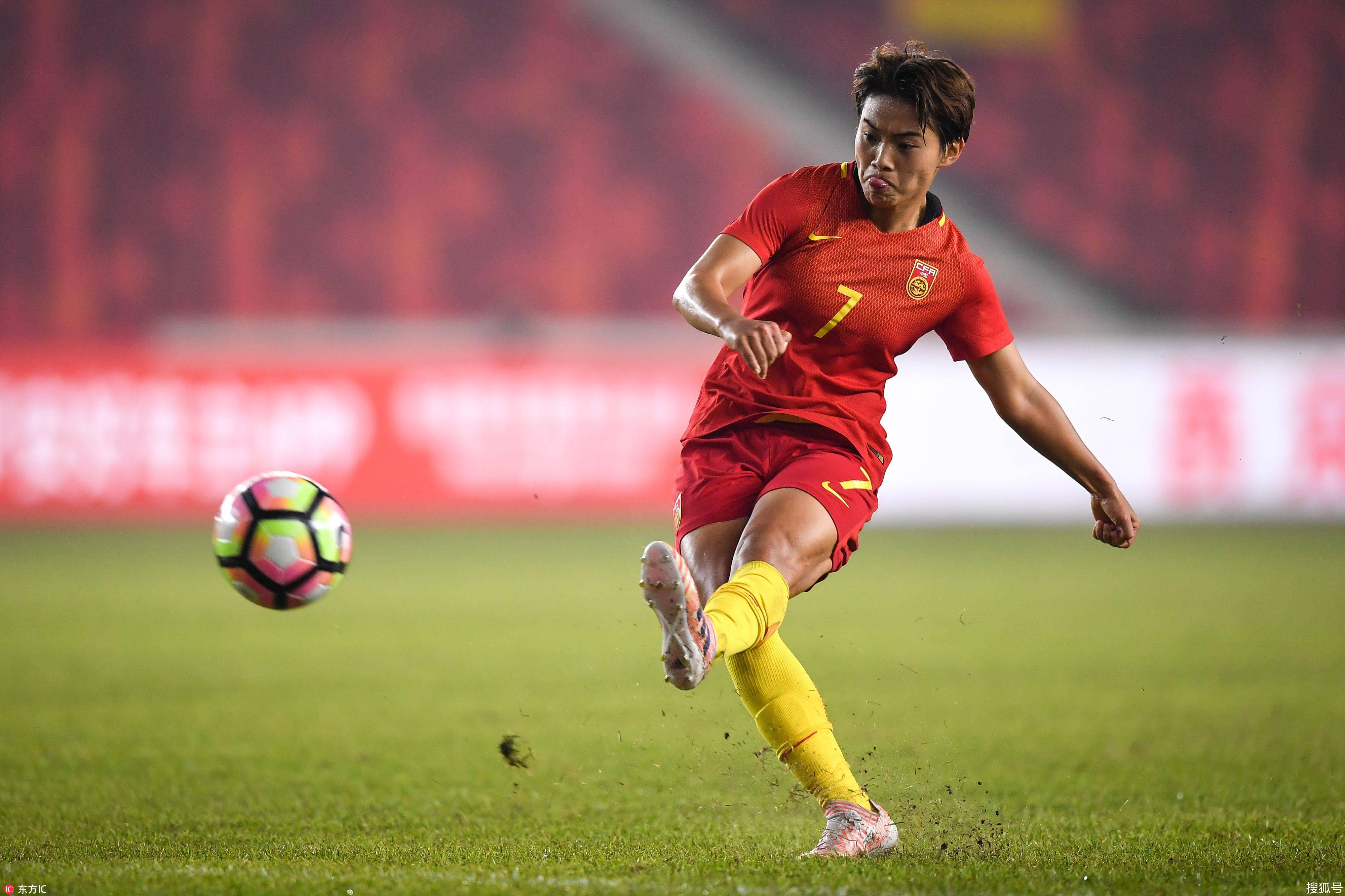 包含足球明星赛场斗艳，实力角逐热火激烈的词条