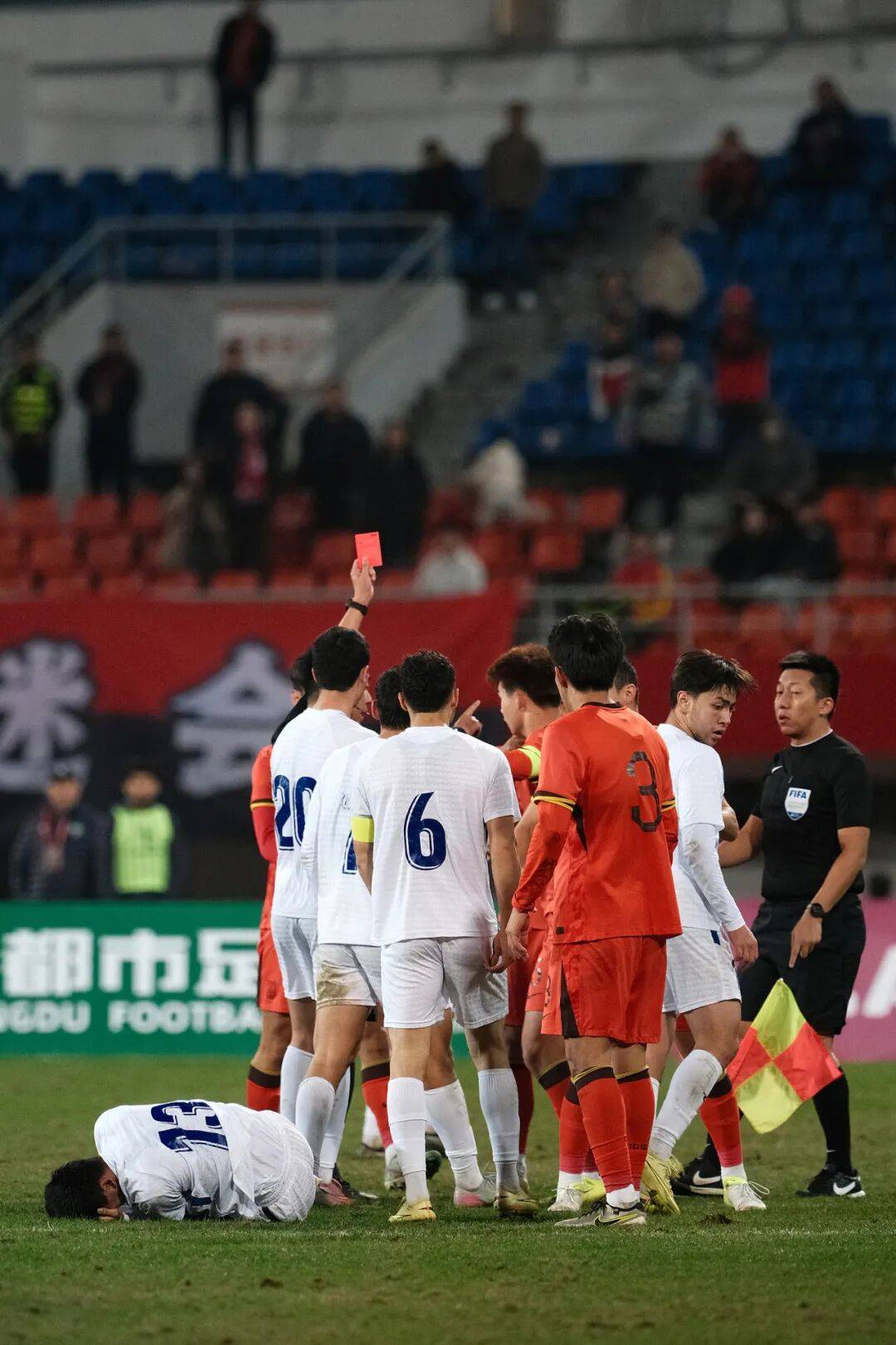 球队精神面貌焕然一新，备战比赛充满信心的简单介绍