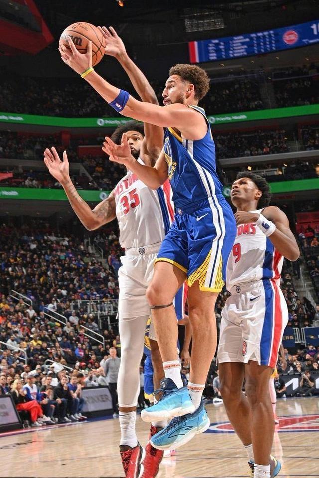 勇士击败活塞，保持连胜势头