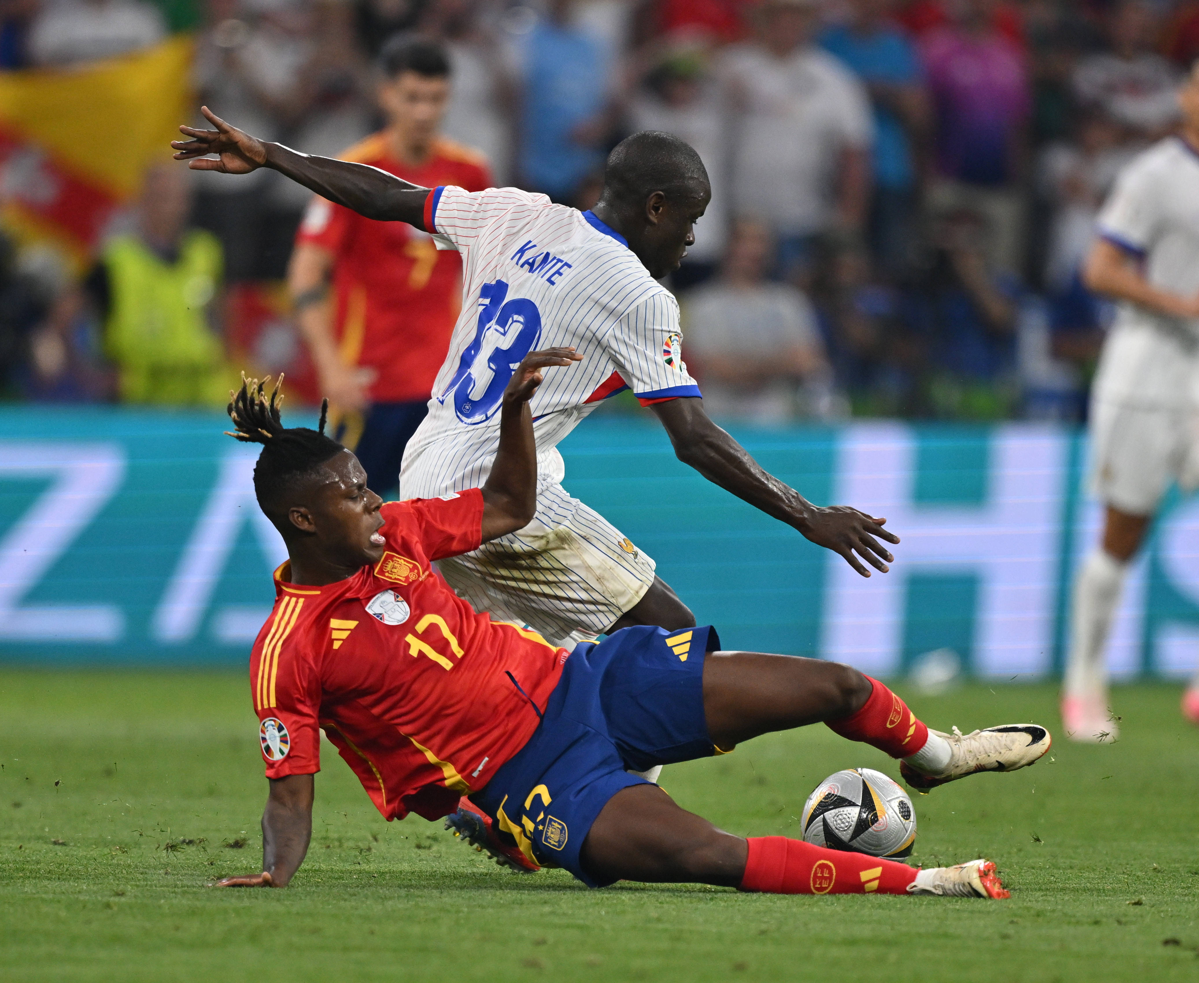 西班牙队表现出色，成功晋级欧洲联赛半决赛