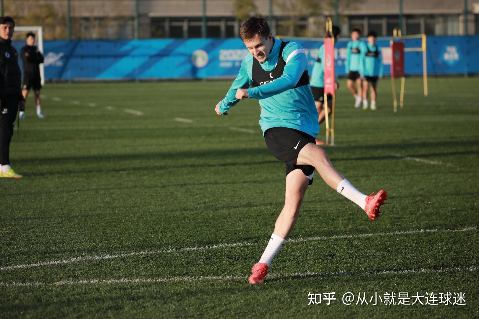 球队接受外部训练专家指导技巧